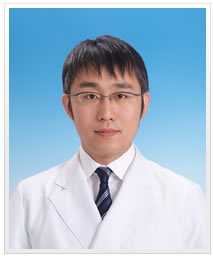 副院長　足立成弘